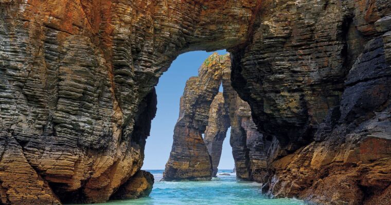 Descubre la impresionante Playa de As Catedrais en A Coruña: Un destino imprescindible en España