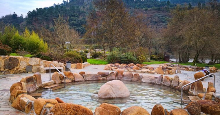 Relajación total en las Termas de Chavasqueira en Ourense: descubre los beneficios de estas aguas termales