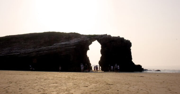 Praia das Catedrais en Lugo: Descubre la maravilla natural de la costa gallega